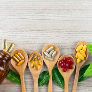 medicina-alternativa-base-hierbas-vitaminas-suplementos-naturales-madera-copyspace
