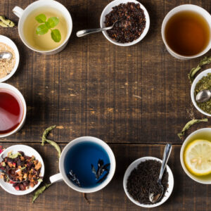 tazas-te-aroma-colorido-dispuestas-posicion-circular-escritorio-madera